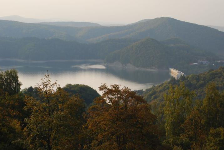 Widok&#x20;z&#x20;góry&#x20;Jawor&#x20;na&#x20;Zalew&#x20;Soliński&#x20;fot&#x2e;&#x20;Marcin&#x20;Plaza